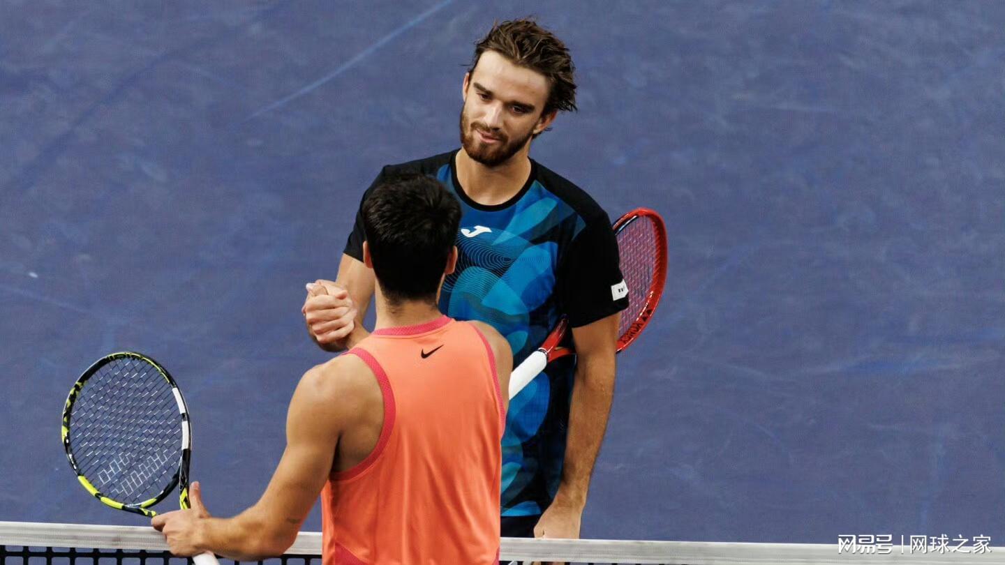 在线棋牌-澳网男单首轮焦点对话：贝雷帽大战小野兔！