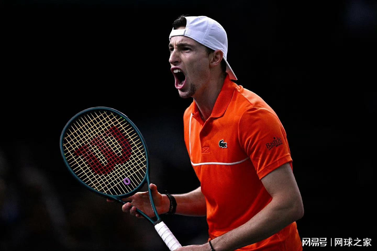 在线棋牌-澳网男单首轮焦点对话：贝雷帽大战小野兔！