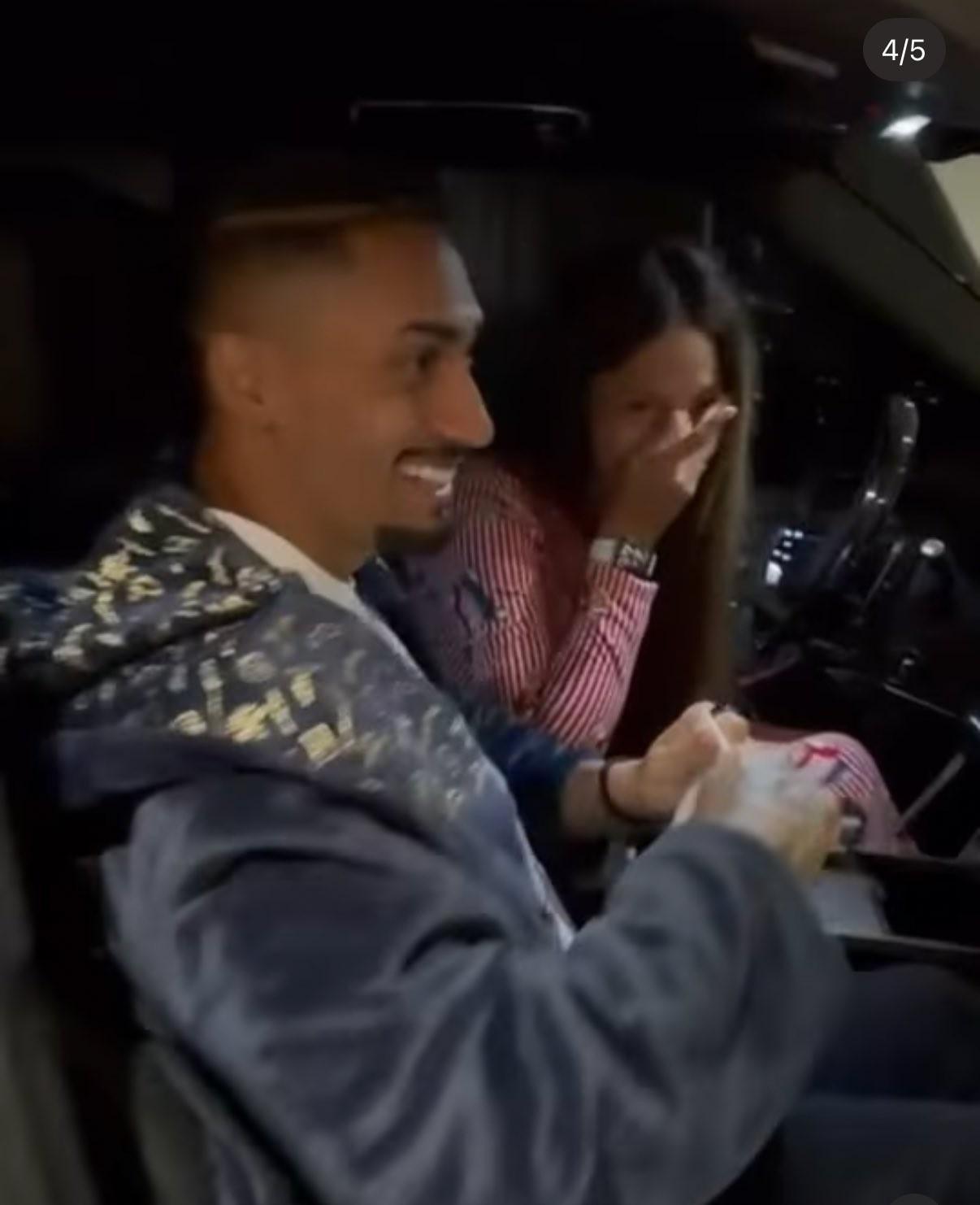 棋牌游戏-惊喜,拉菲尼亚给妻子送了一辆全新的路虎揽胜